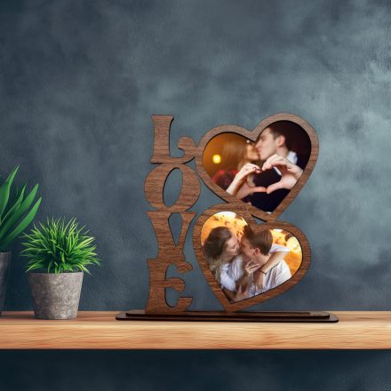 Drevená dekorácia „LOVE“ s dvoma srdcami na fotografie